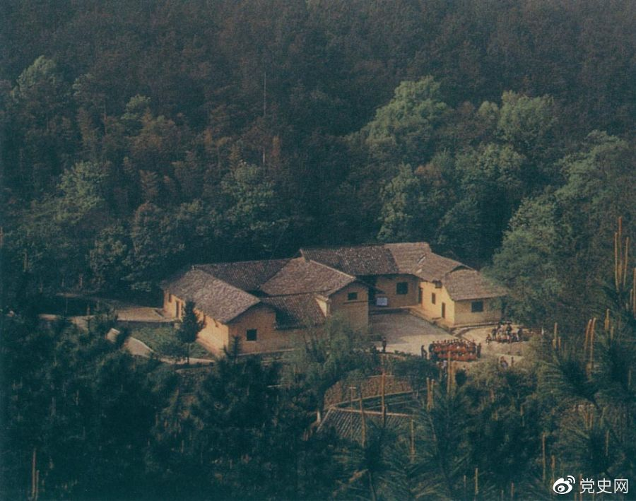 毛澤東故居——湖南省湘潭縣韶山?jīng)_上屋場。1893年12月26日，毛澤東在這里誕生。